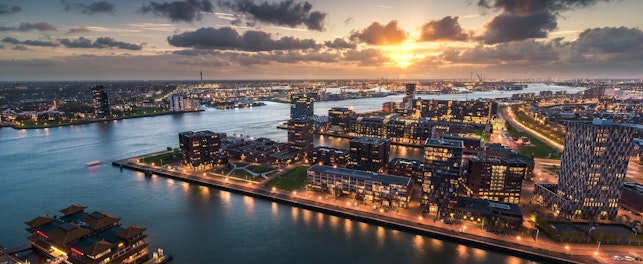 Port w Rotterdamie to największy port w Europie, który odgrywa ogromną rolę w transporcie.